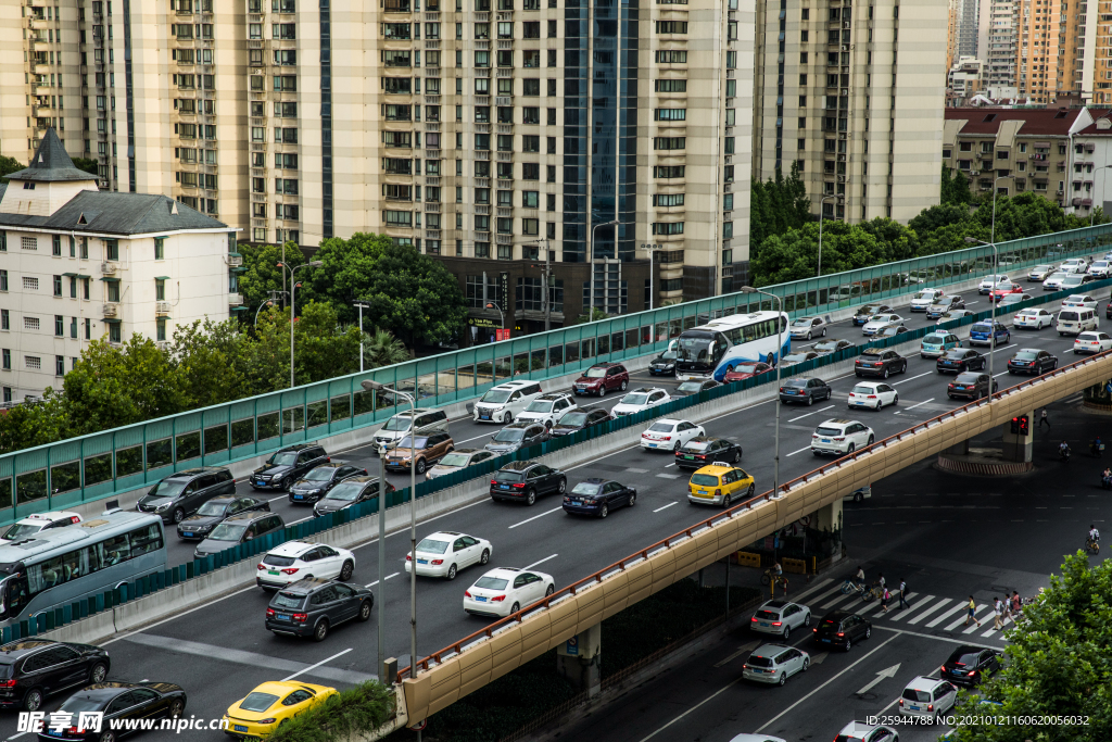 傍晚的高架道路交通繁忙