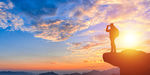 高清夕阳下的登山者