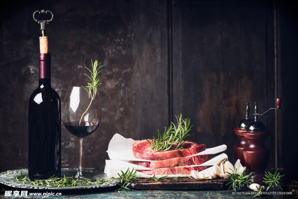 晚餐准备与生牛排瓶子杯红酒