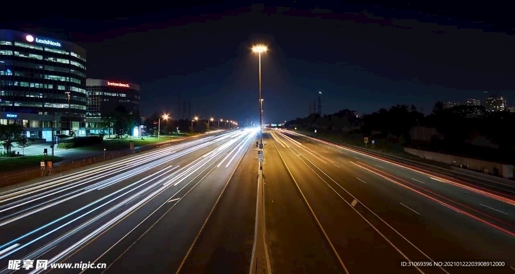 高清城市道路夜景穿梭的车流