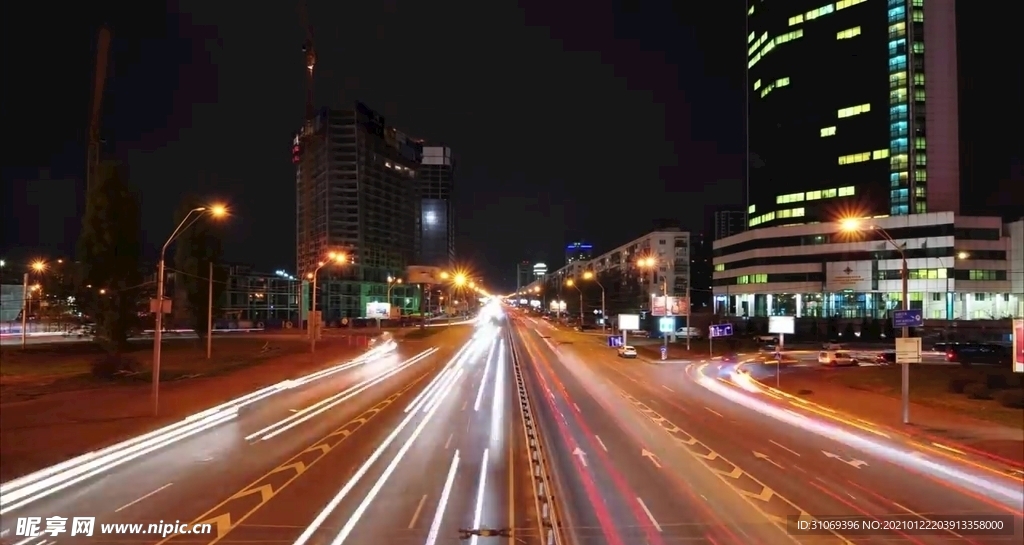 航拍城市道路高速飞驰的车流