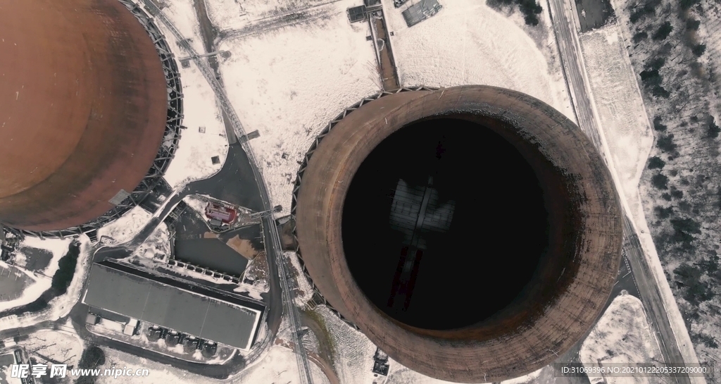 航拍化工厂烟囱核反应堆视频