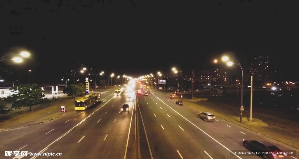 航拍城市夜景穿梭的车流