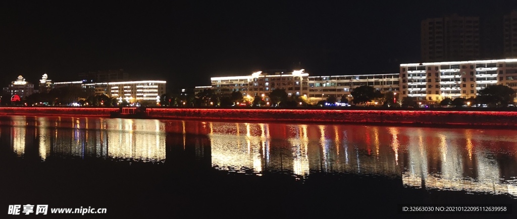 江边夜色倒影