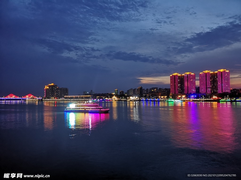 邮轮夜景