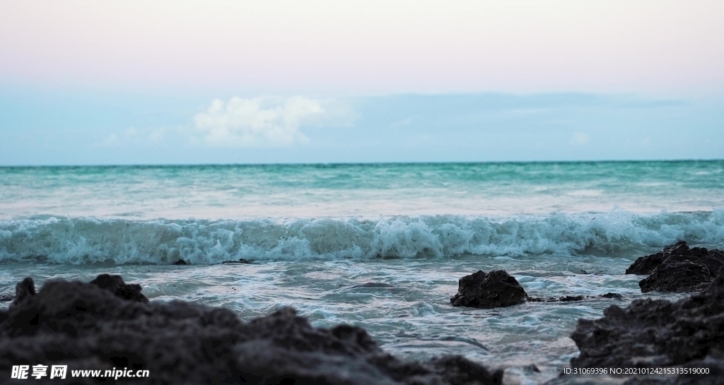 高清海浪冲击岩石视频