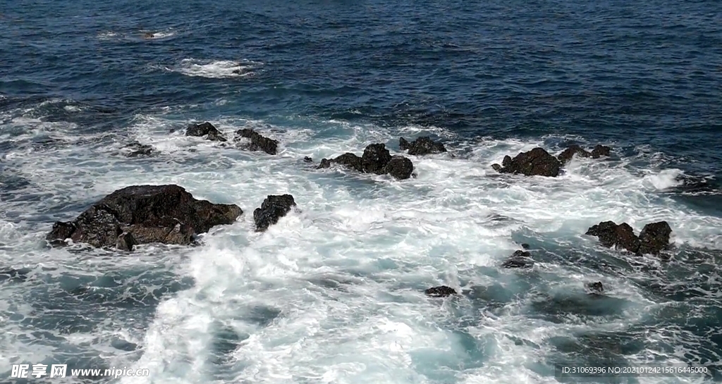 高清海浪冲刷岩石视频