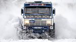 雪地行驶的货车