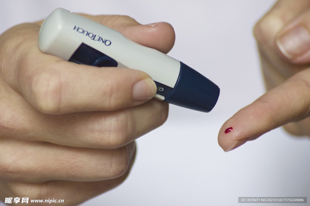 测量血糖的糖尿病人
