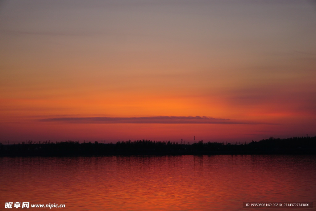 湖面黄昏时夕阳的红色晚霞