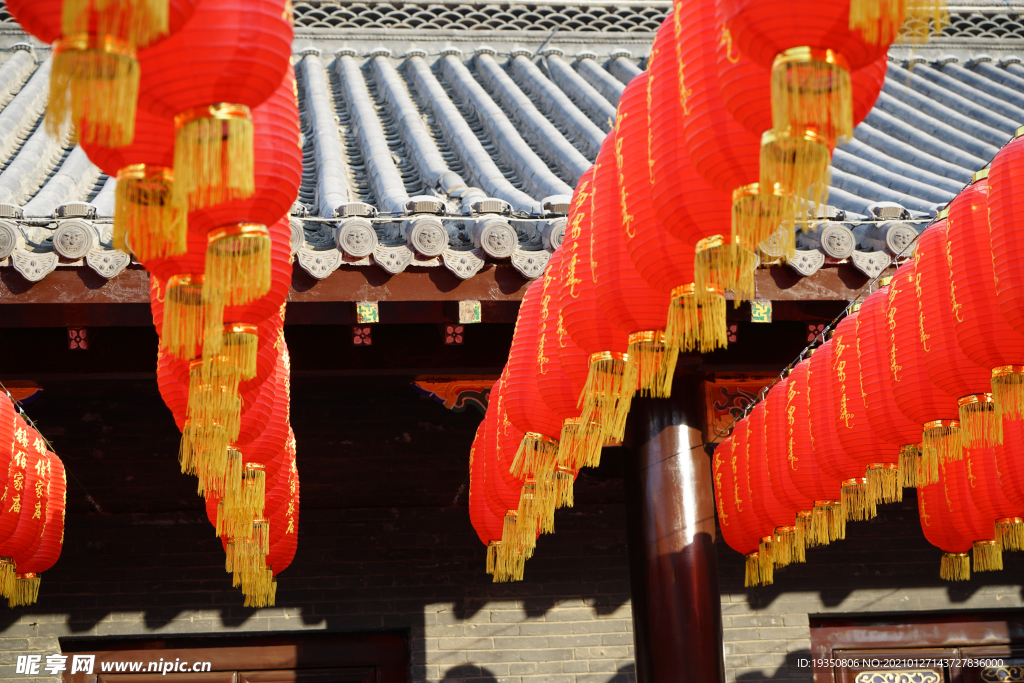 沈阳皇寺古建筑屋檐与红灯笼