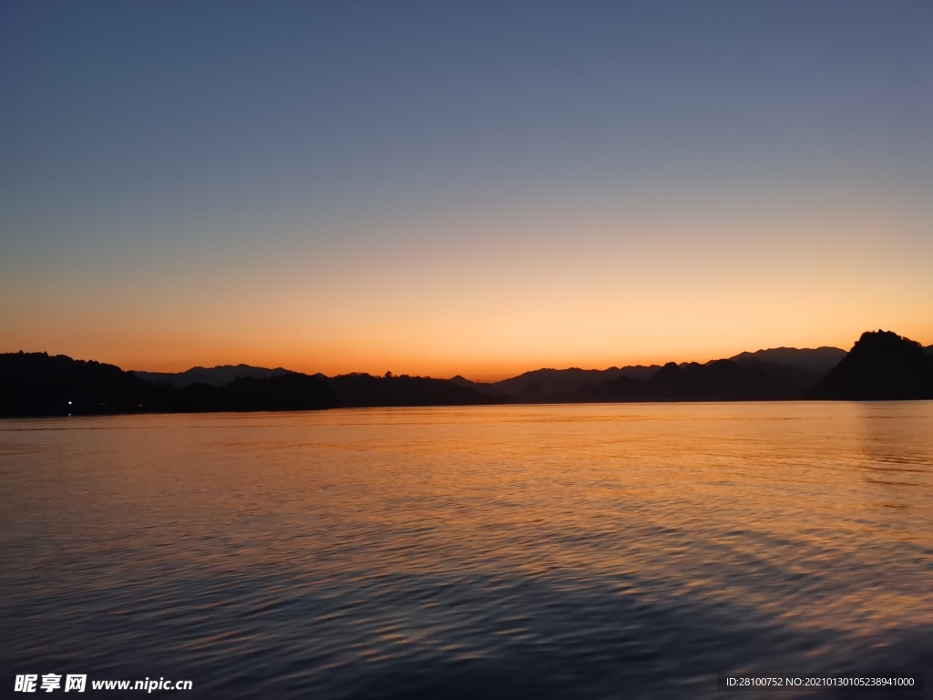 夕阳水面