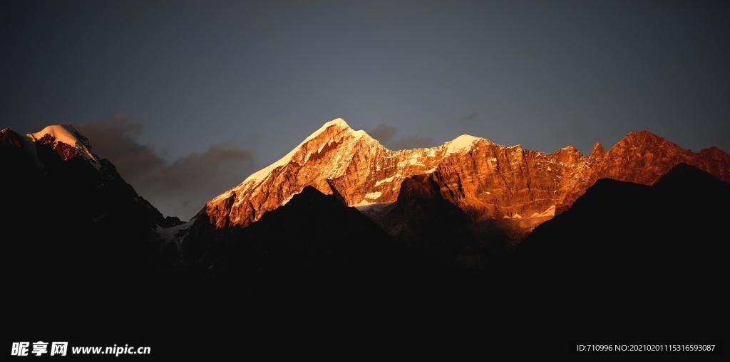 夕阳照大山