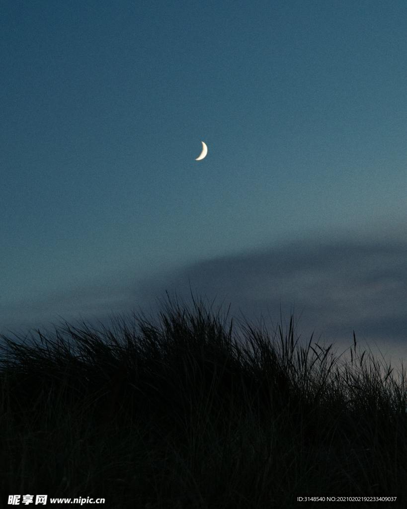 夜空中的月亮