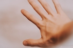 手