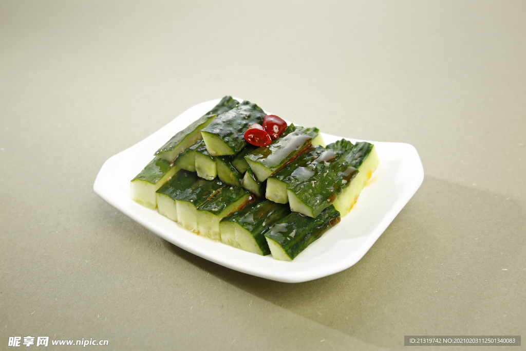 美食凉拌黄瓜摄影图
