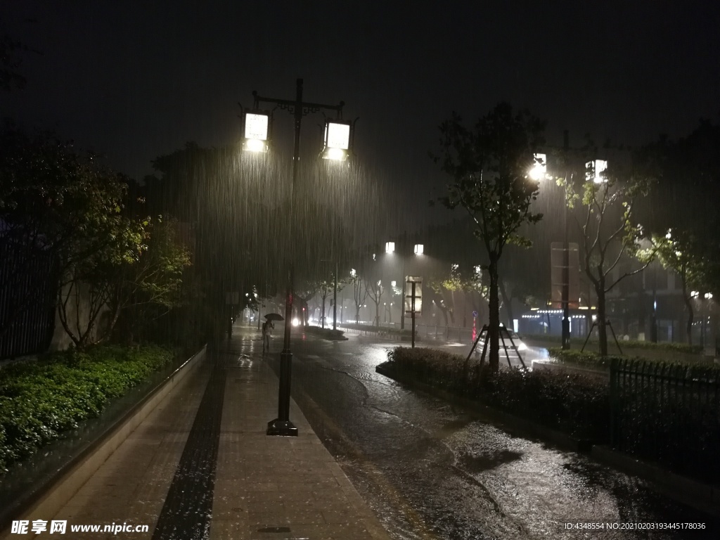 雨中的苏州人民路