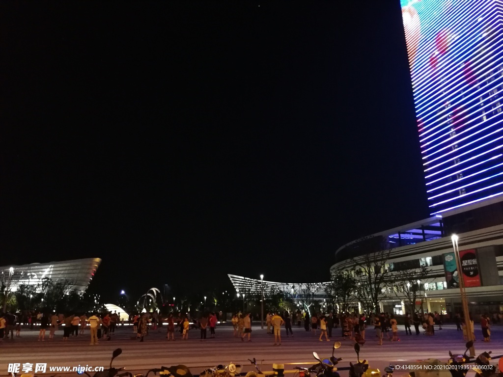 苏州奥林匹克体育中心广场夜景