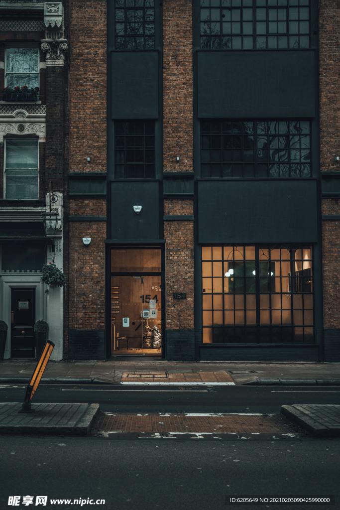 国外灰色建筑店面