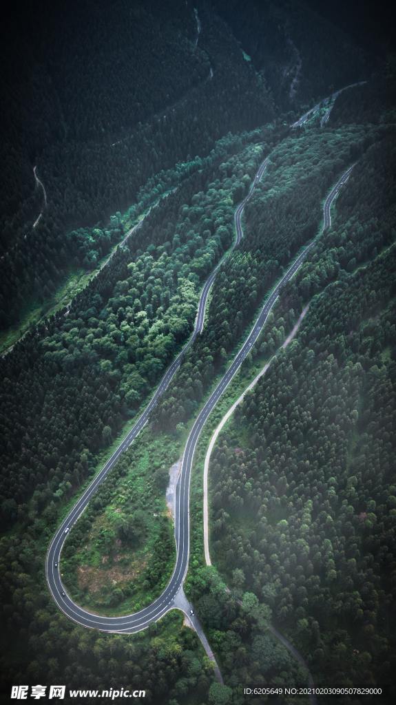 蜿蜒曲折的盘山公路