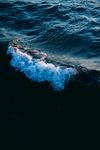 一簇冲刷的白色海浪