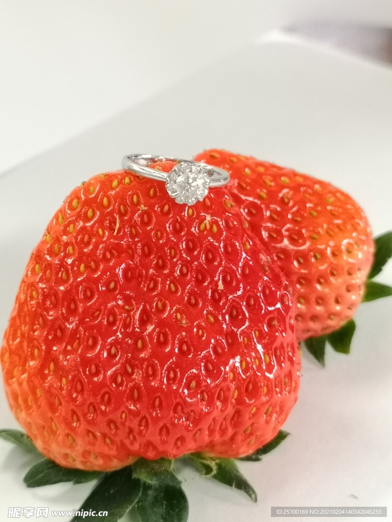 草莓上的钻戒