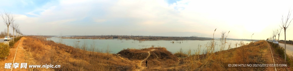 深秋时节的河道风景