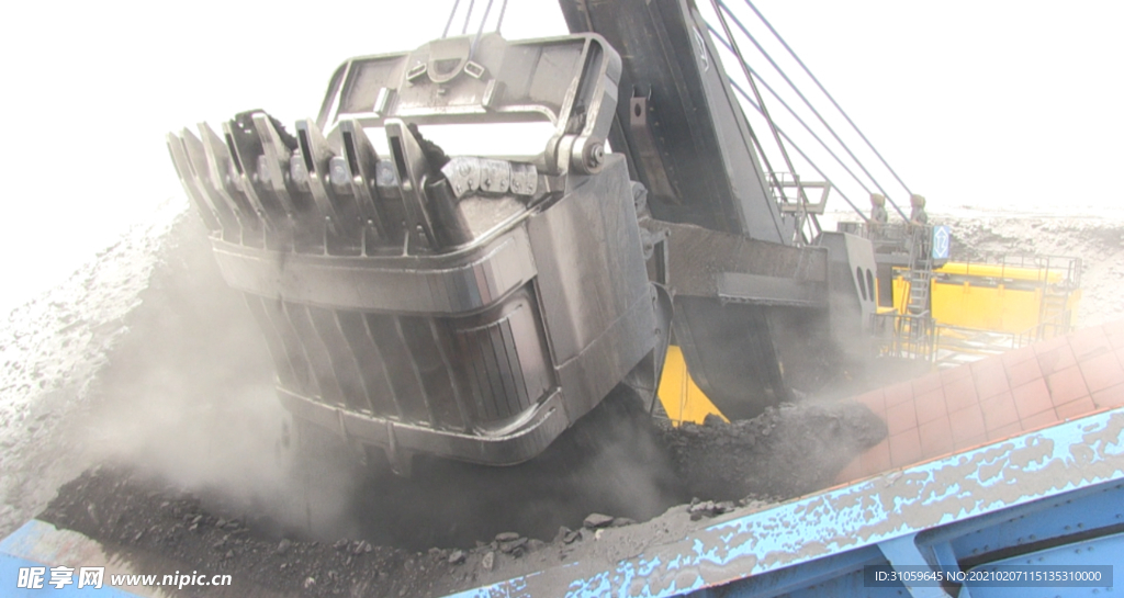 露天煤矿巨型装载机在工作