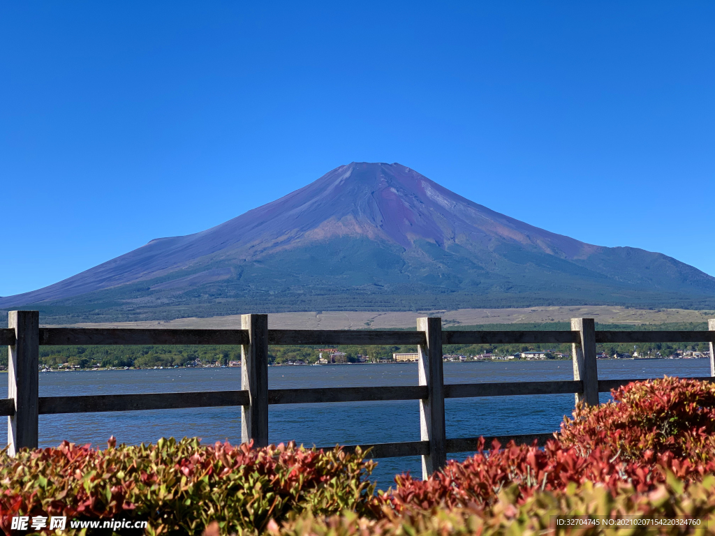 深秋的富士山与山中湖