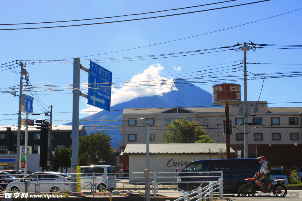 日本富士山下的城市街道