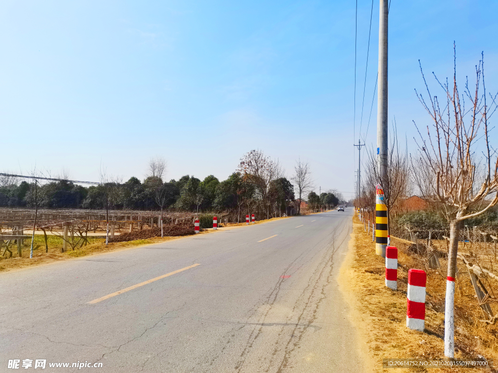 蓝天下的乡村道路风景