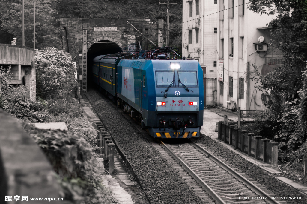 出翠屏山隧道的列车