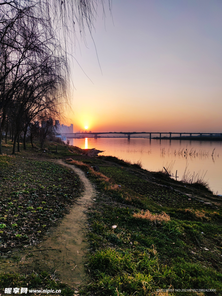 河边大桥夕阳风景照片