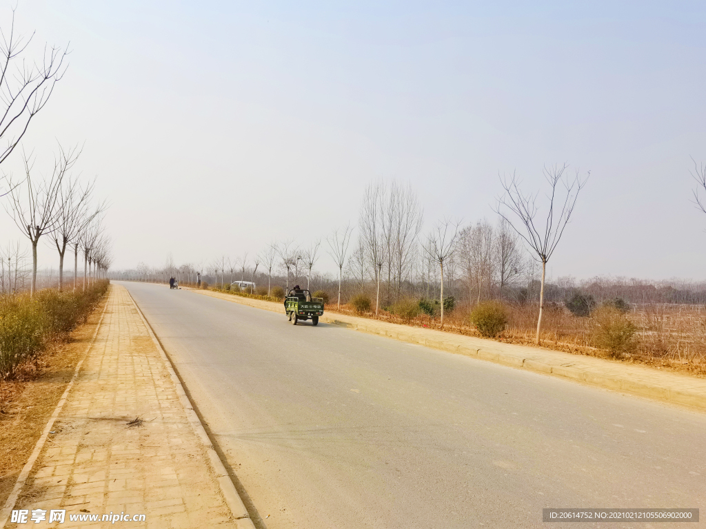 蓝天下的道路风景