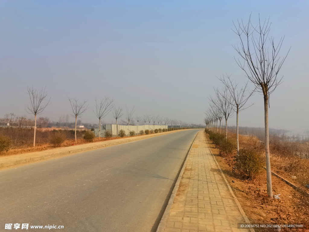 蓝天下的道路风景