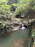 自然山林的溪流