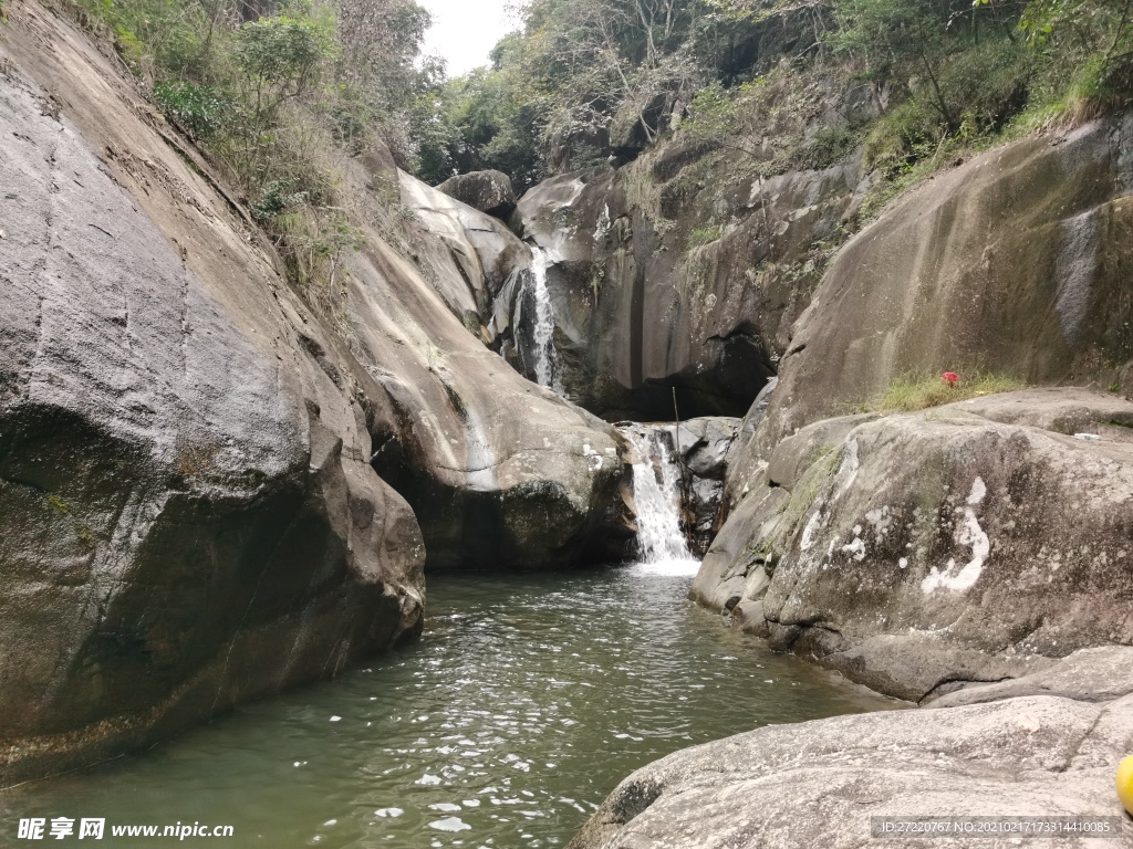 山谷 瀑布 潭水