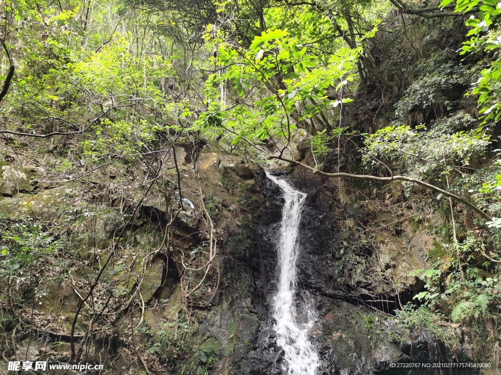 山谷瀑布风景