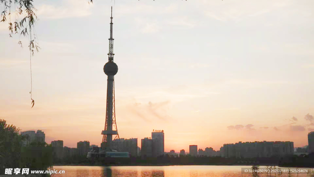 夕阳下电视塔