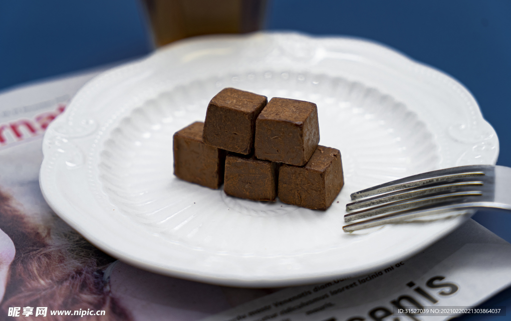 盘子里的块状巧克力摄影