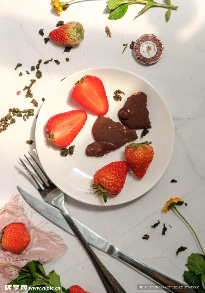 草莓巧克力刀叉摄影