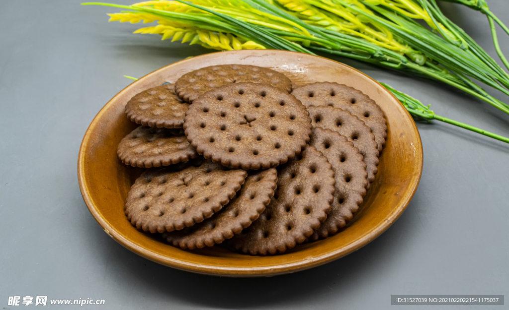 盘子里的黑色巧克力饼干摄影
