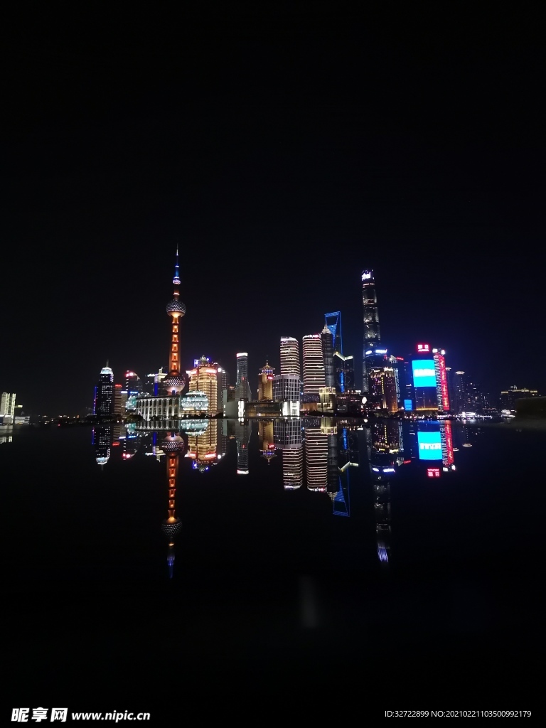 外滩倒影