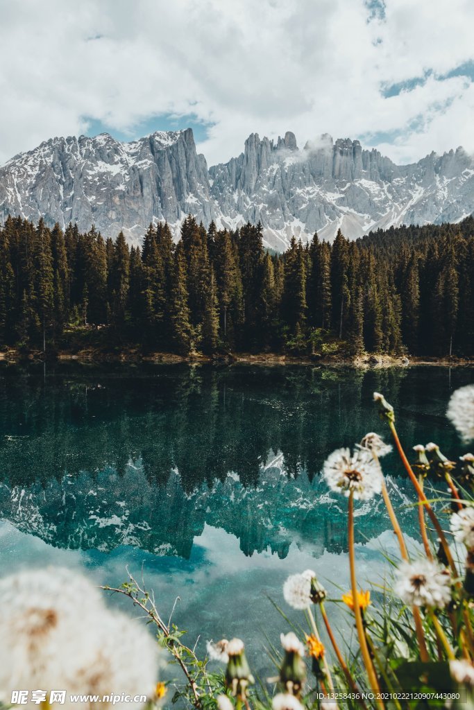 群山河水草地天空风景