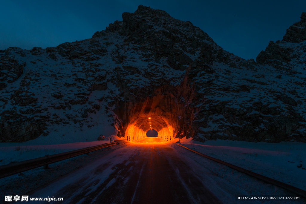 群山隧道夜景灯光风景