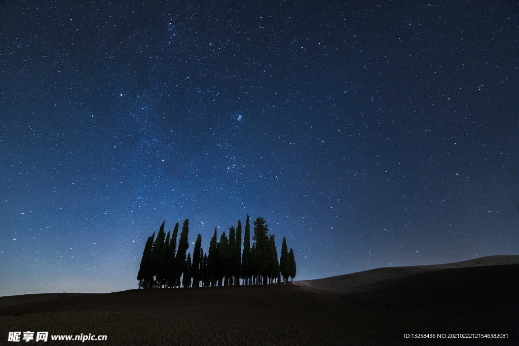 夜空山坡树木星空风景