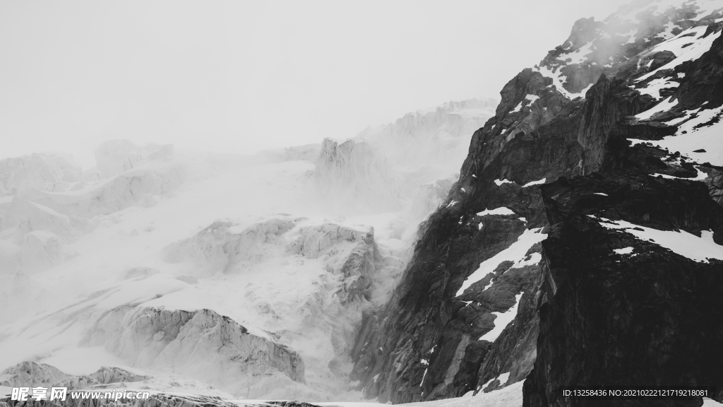 群山雪山冬天山坡风景