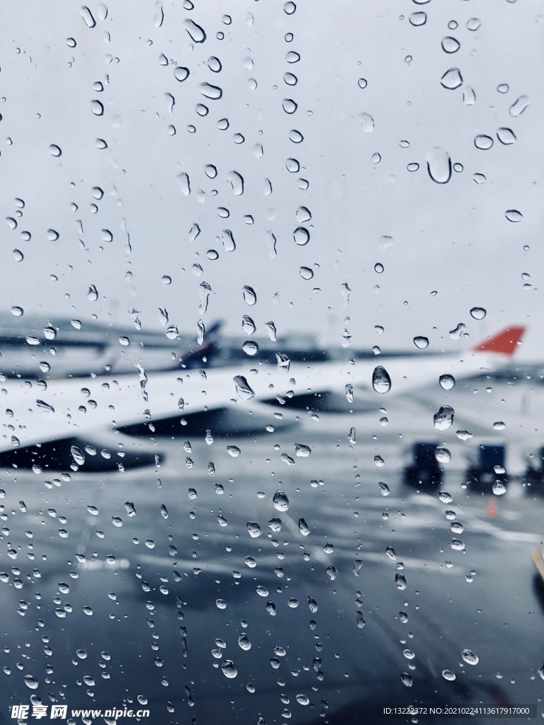 俄罗斯机场风景摄影照片下雨水滴