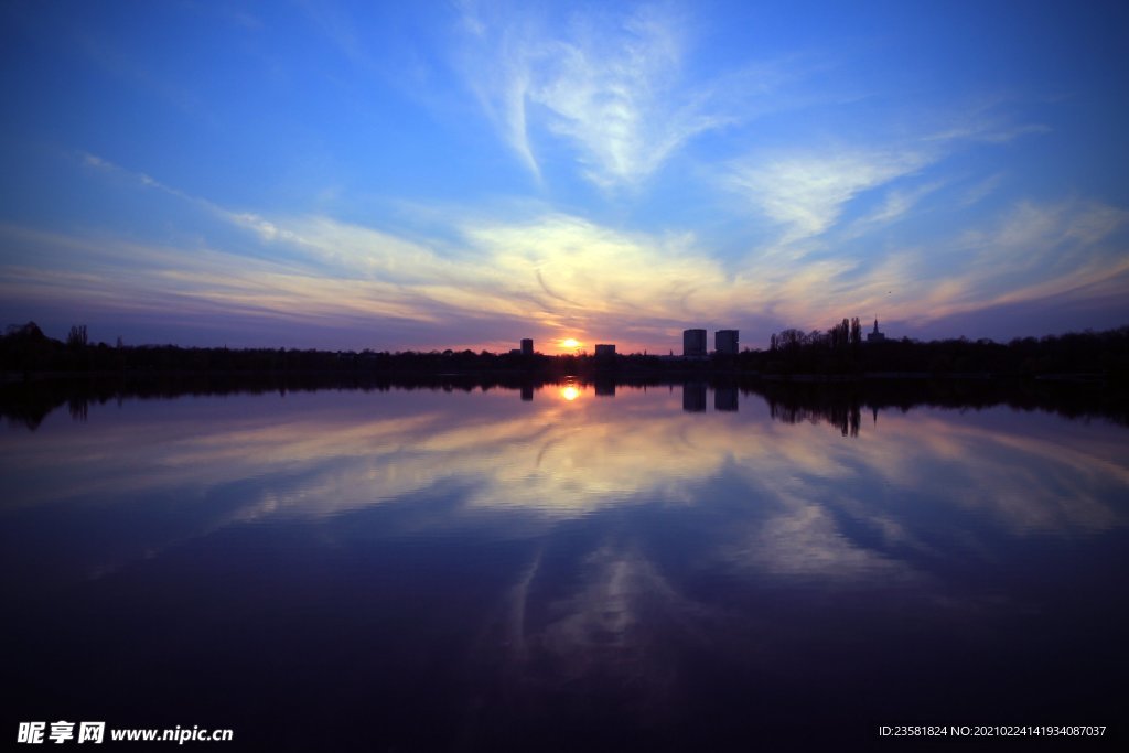 夕阳下的大海