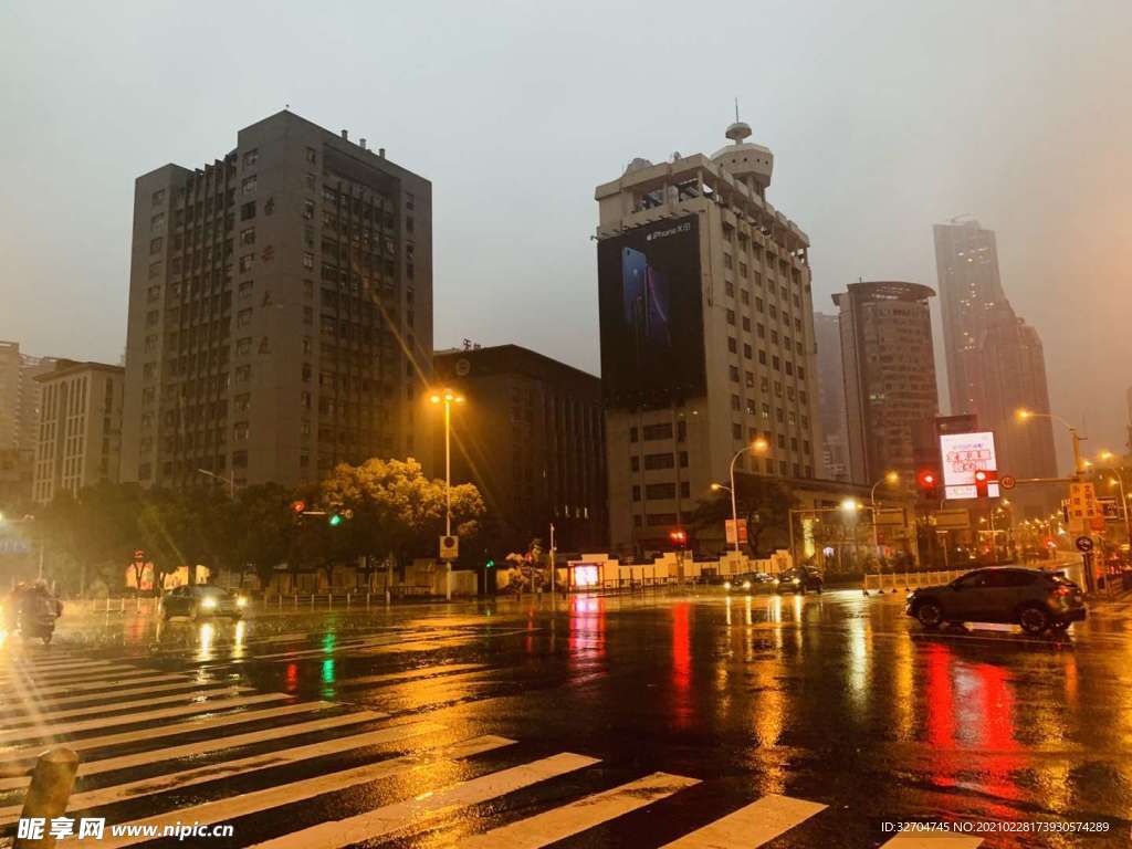 雨中的十字路口